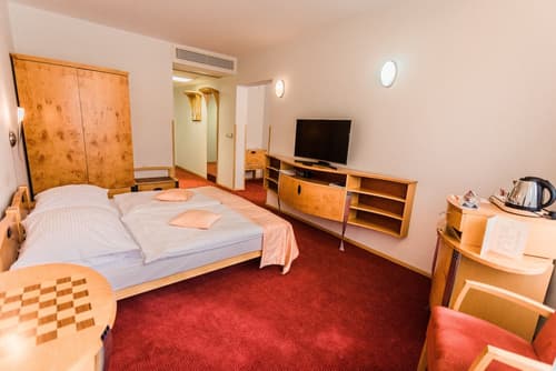 Hotel SET, Primary image