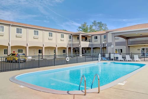 Days Inn & Suites by Wyndham Niagara Falls/Buffalo, Pool