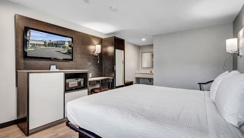 Days Inn & Suites by Wyndham Niagara Falls/Buffalo, Room