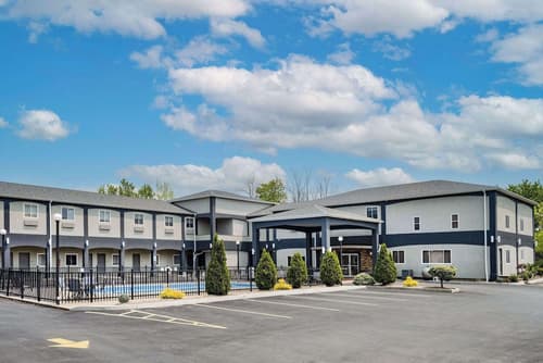 Days Inn & Suites by Wyndham Niagara Falls/Buffalo, Primary image