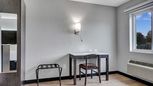 Days Inn & Suites by Wyndham Niagara Falls/Buffalo, Room