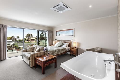 Captains At The Bay, Room