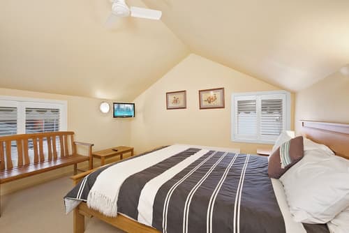 Captains At The Bay, Room