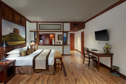 Earl's Regency, Room