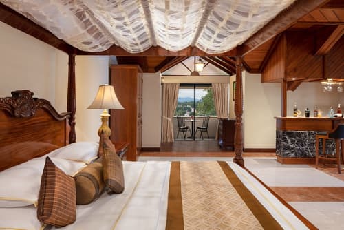 Earl's Regency, Room