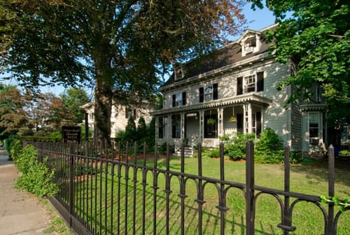 Marshall Slocum Inn, Front of property