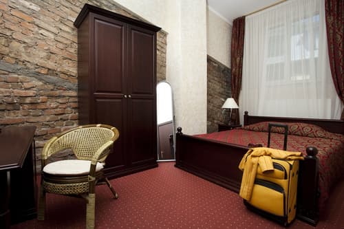 Monte Kristo Hotel, Room