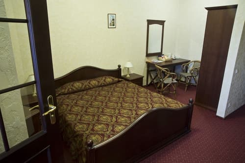 Monte Kristo Hotel, Room