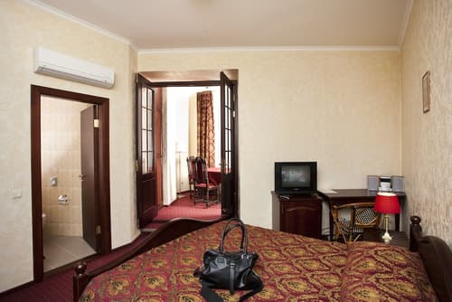 Monte Kristo Hotel, Room