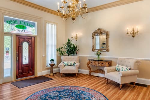 The Carriage House Inn Newport, Lobby sitting area