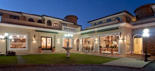 Don Quijote Hotel, Front of property