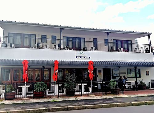 Le Bay Lodge, Front of property