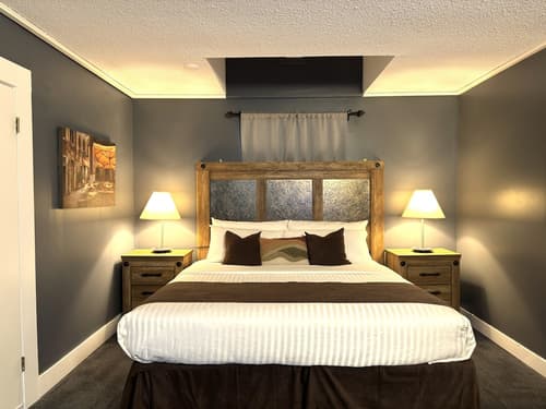 Divya Sutra Plaza and Conference Centre, Vernon, BC, Room