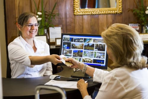 El Casco Art Hotel, Reception