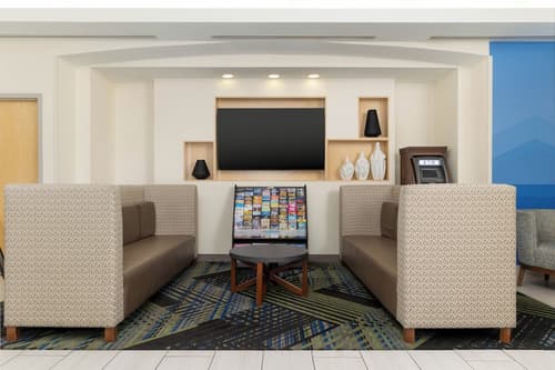 Holiday Inn Express & Suites Las Vegas SW - Spring Valley by IHG, Lobby sitting area