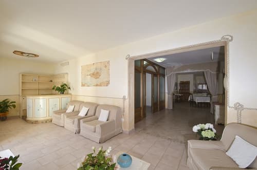 Hotel Gabbiano - Agenzia Isola Rossa, Interior entrance