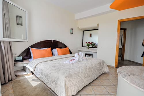 Intouriste Hôtel & Suites, Room