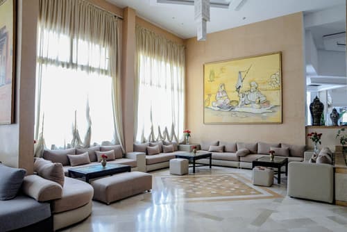 Intouriste Hôtel & Suites, Lobby sitting area