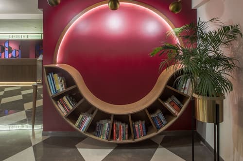 T24 Retro, Lobby sitting area