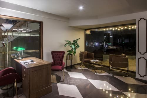 T24 Retro, Lobby sitting area