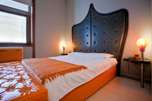 Orange Hotel, Room