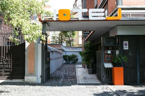 Orange Hotel, Property entrance