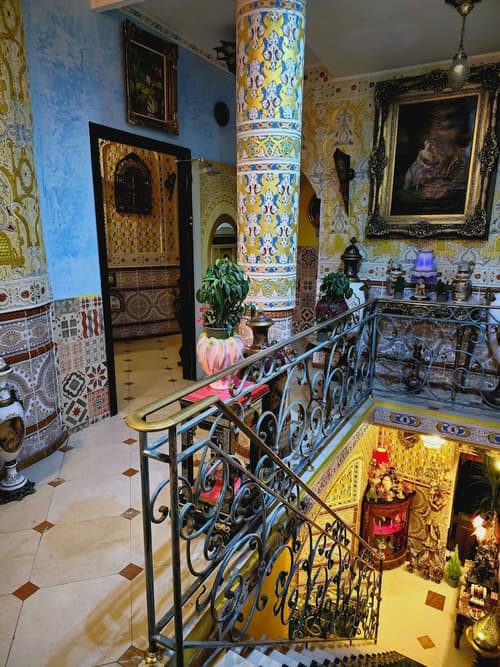 Hotel Mozart, Handrails in hallways