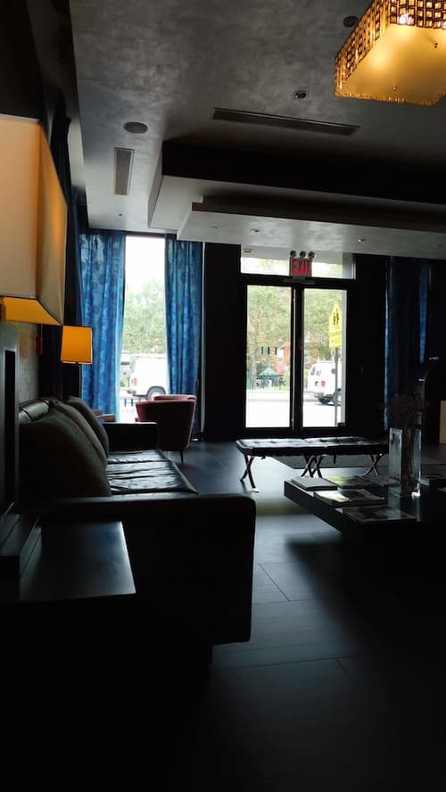 The Ridge Hotel, Interior entrance