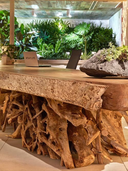 1 Hotel South Beach, Concierge desk