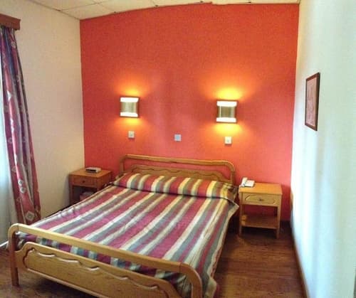 New Helvetia Hotel, Room