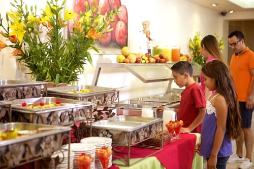 Los Olivos Spa, Food court