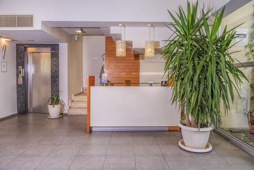 Delta Hotel, Reception