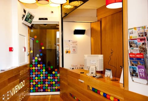 Hostal Athenas, Reception