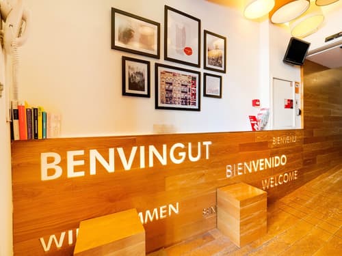 Hostal Athenas, Reception