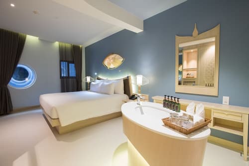 Beyond Patong, Room