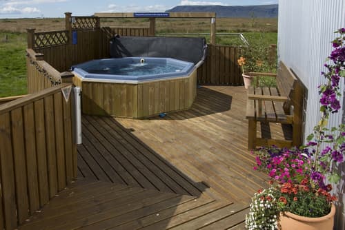Lambastadir Guesthouse, Outdoor spa tub