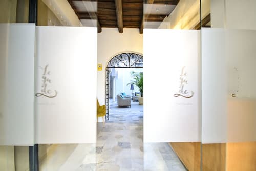 Legado Alcázar Hotel, Interior entrance