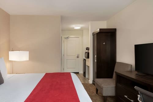 Days Inn by Wyndham 100 Mile House, Room