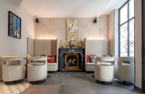 Hôtel de l'Espérance, Lobby sitting area