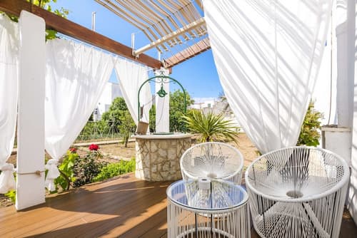 Hotel Abril 37, Property grounds