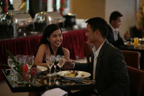 St Giles Makati, Restaurant