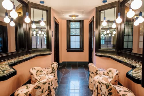 Hotel Clermont, Lobby