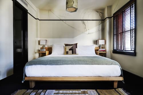 Freehand New York, Room