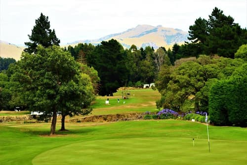 Duvauchelle Seaside Motel, Golf