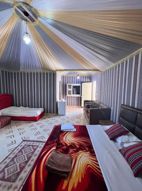 Hasan Zawaideh Camp, Room