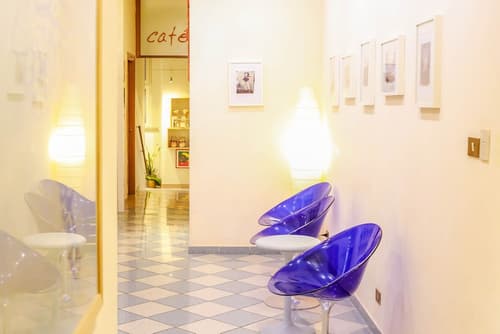 The Beehive, Lobby sitting area