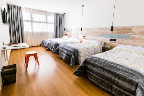 Far Home Bernabeu, Room