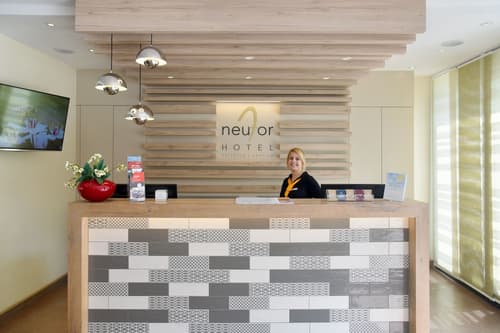 Hotel Neutor Express, Reception