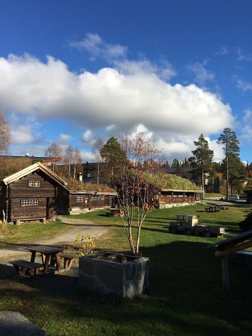 Raulandsakademiet og Vandrerhjem, Property grounds