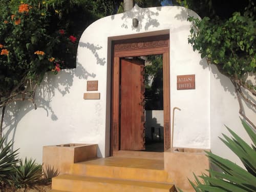 Kijani Hotel, Interior entrance